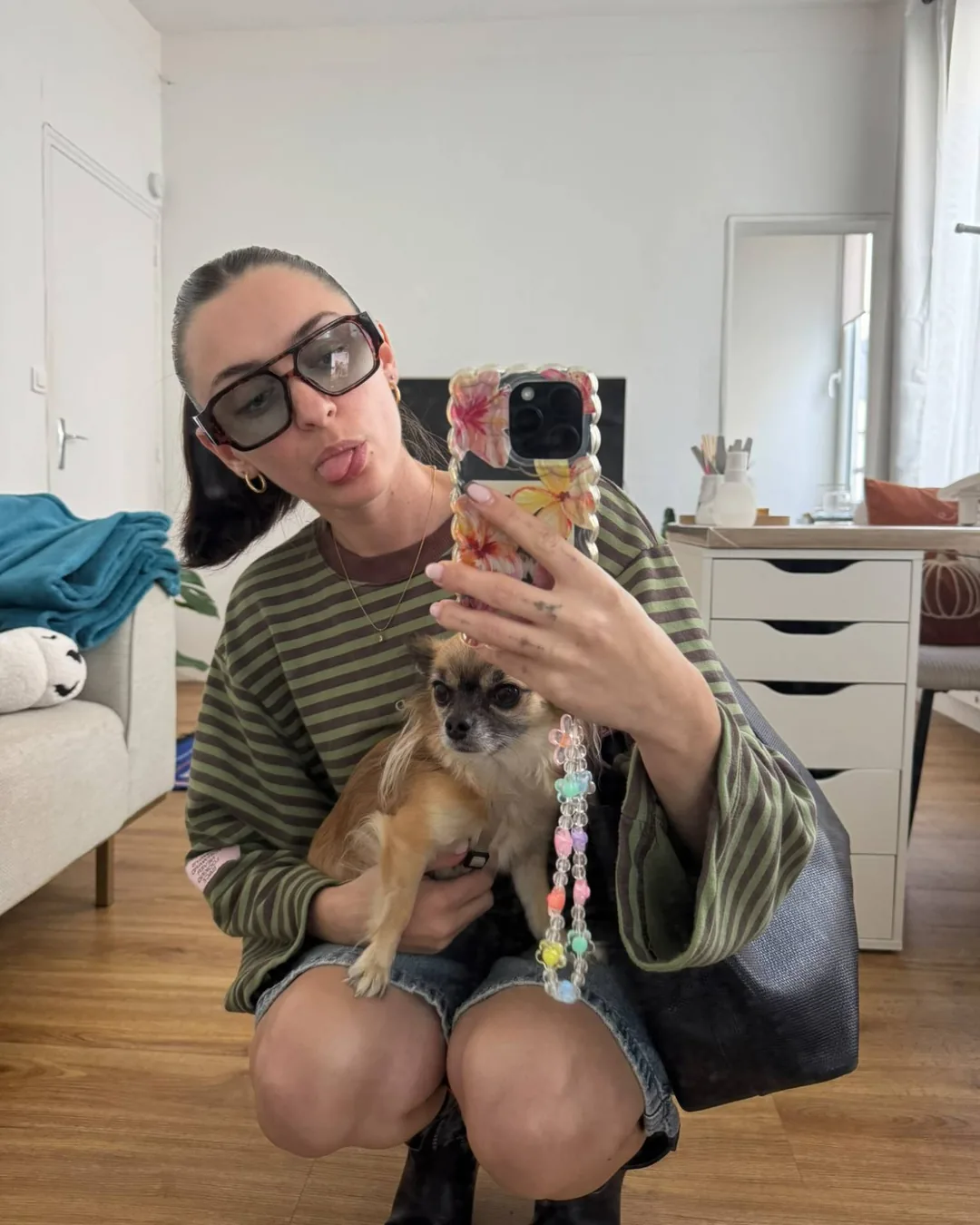 Lucile Bianciotto, nail artist, avec son chien